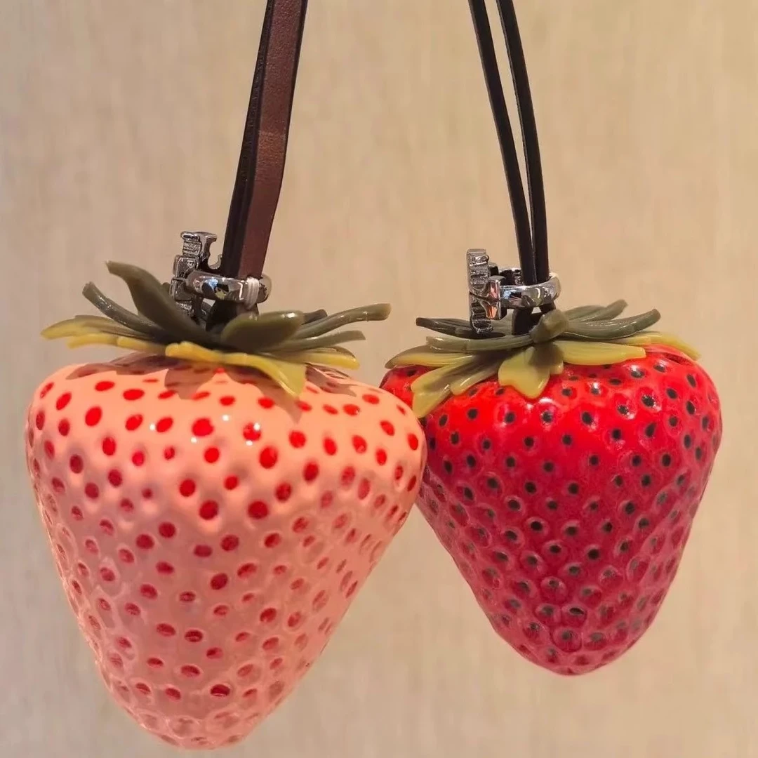 2025新款小众设计草莓挂件钥匙扣可爱红色粉色包包挂饰配饰挂件