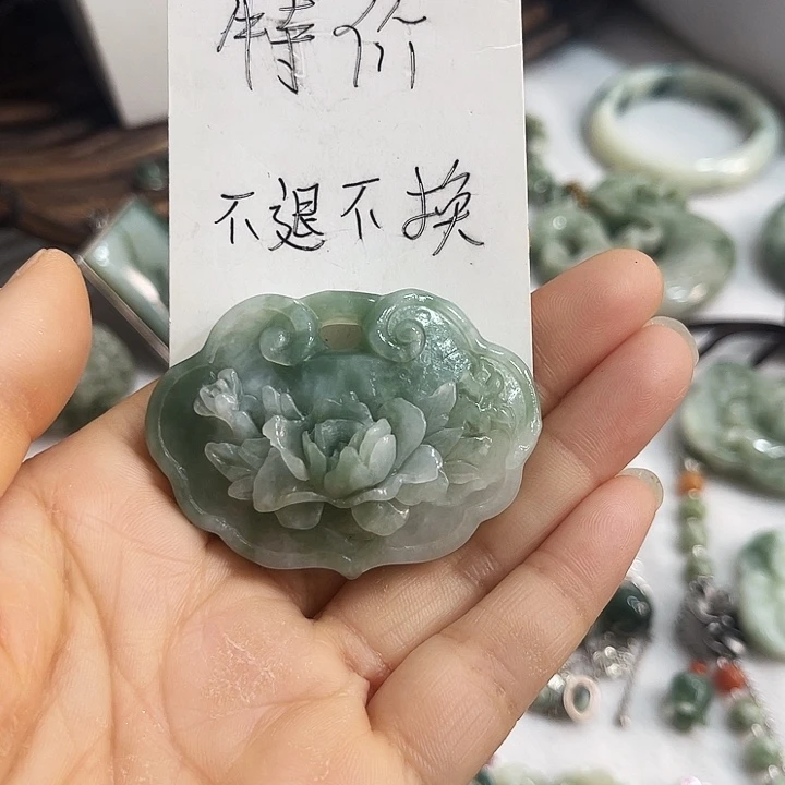 透闪石-蛇纹石玉未镶嵌颈饰