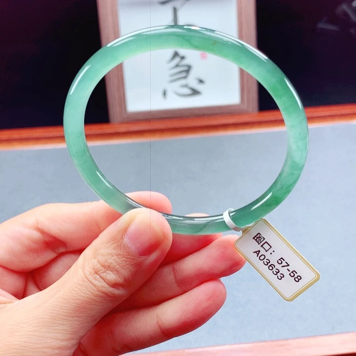 未镶嵌手镯翡翠圆镯