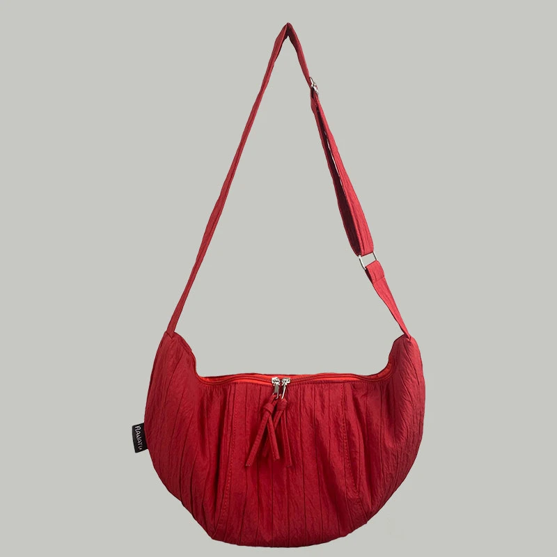 韩系大容量慵懒风帆布饺子包女2025新款褶皱单肩包红色通勤斜挎包