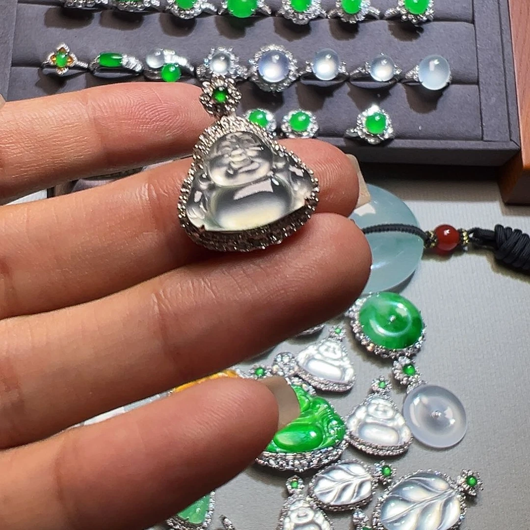 翡翠18K金镶嵌颈饰佛公