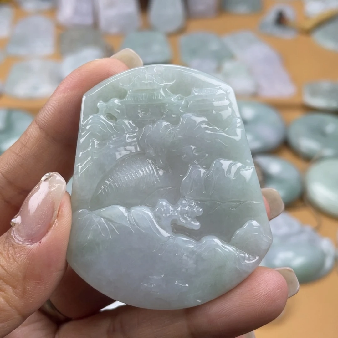 翡翠未镶嵌颈饰山水
