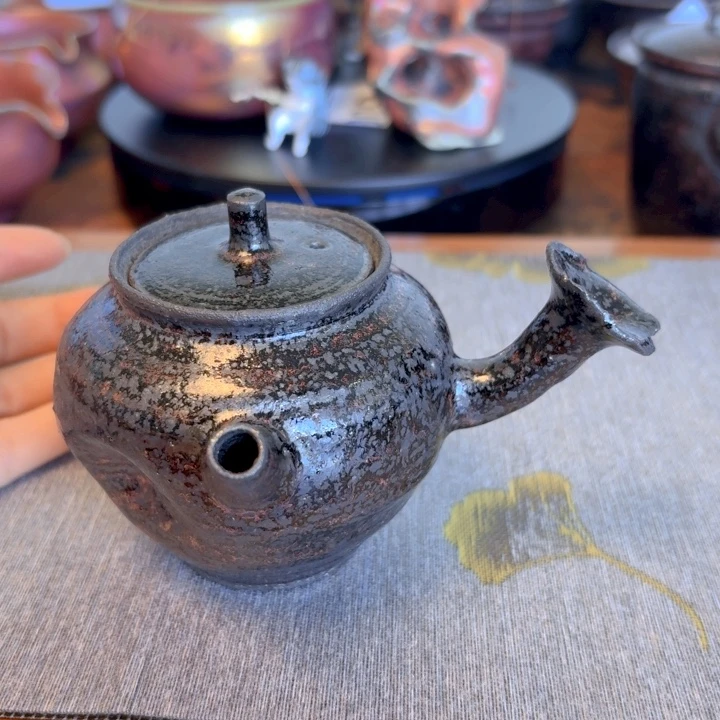 586黑砂传统工艺侧把壶