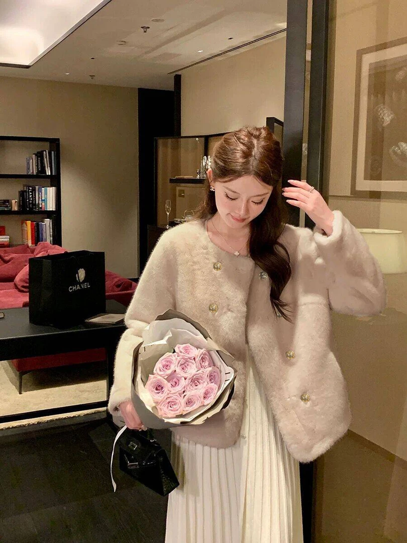 高品质细腻舒服毛绒外套女皮毛一体保暖显瘦小香风外套上衣皮外套