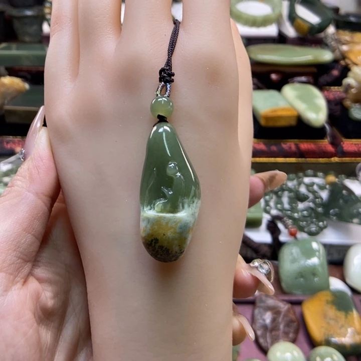 颈饰未镶嵌岫岩河磨玉（透闪石质玉）