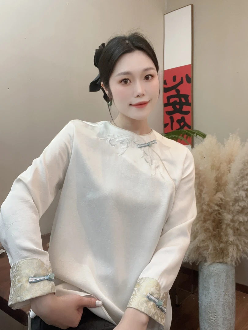 【青衣】 早春半高领刺绣新中式打底简约显瘦女时尚气质上衣