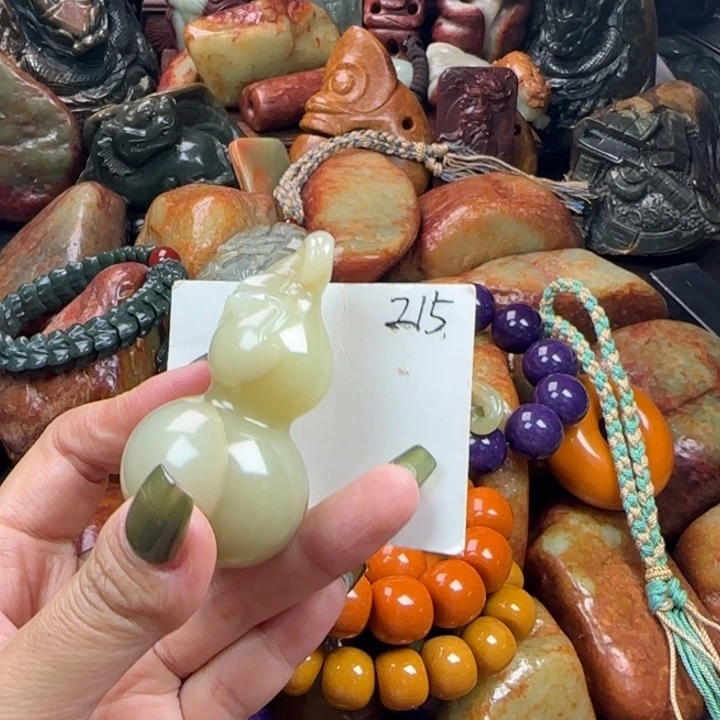 透闪石质玉未镶嵌珠宝奇石