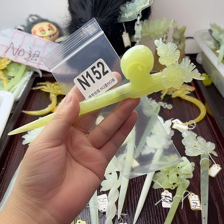 合金蛇纹石玉发饰于***界