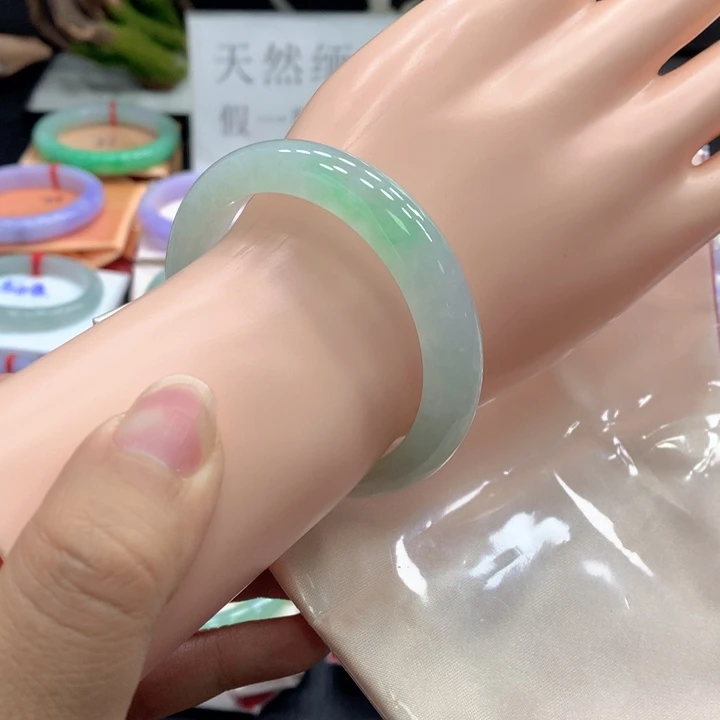 翡翠手镯未镶嵌翡翠