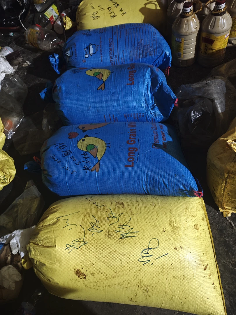 贵州产生漆大小木漆，质量杠杠的，用后不支持退货。200块只有一斤！