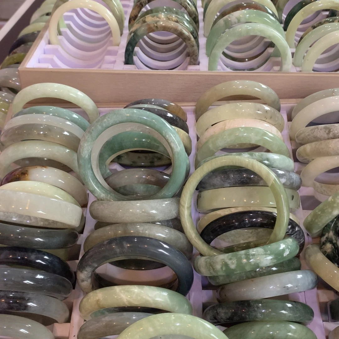 淡***…蛇纹石玉未镶嵌手镯