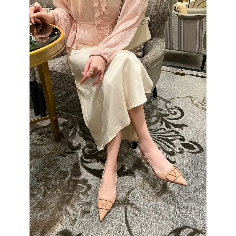【大叔家】女神穿搭V扣斩男细跟高跟鞋2025年经典后空包头凉鞋