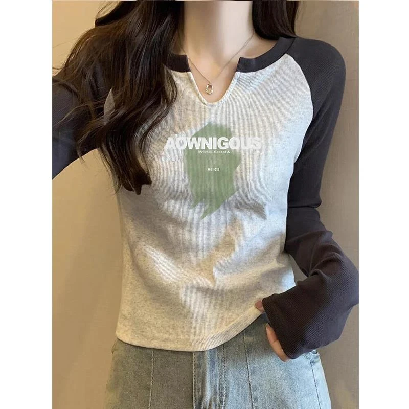 艾格秋季设计感插肩袖套头长袖T恤女纯欲风辣妹修身显瘦V领打