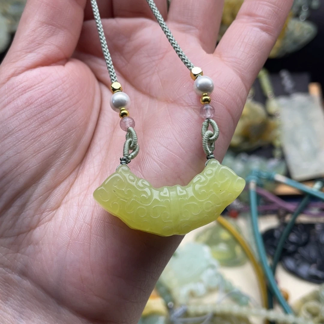 蛇纹石玉颈饰未镶嵌