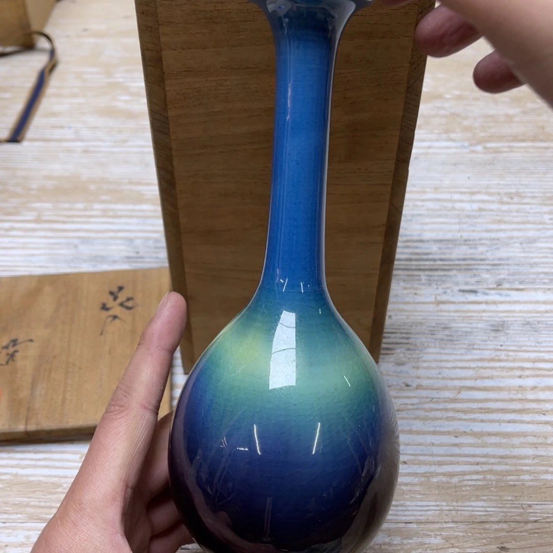 瓷片密密麻麻地排列着一个