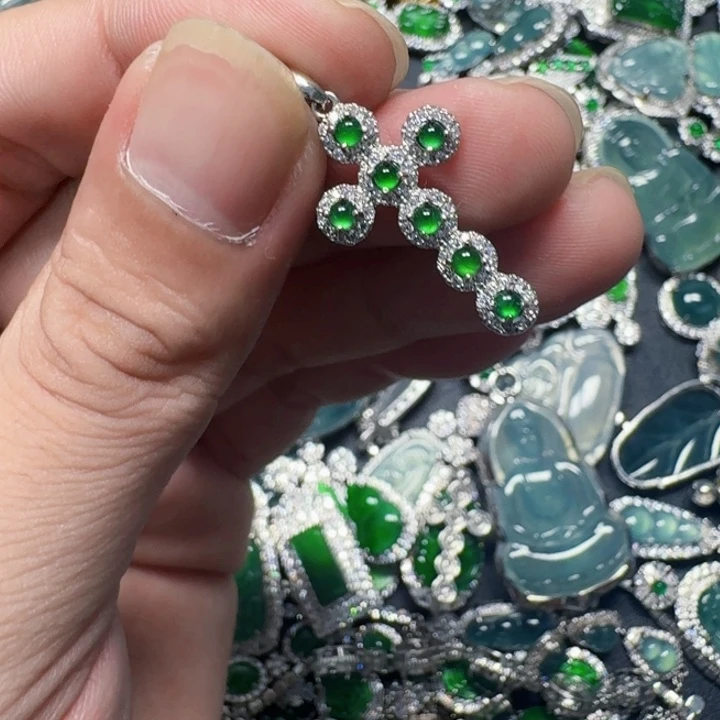 翡翠未镶嵌颈饰天然A货翡翠放漏