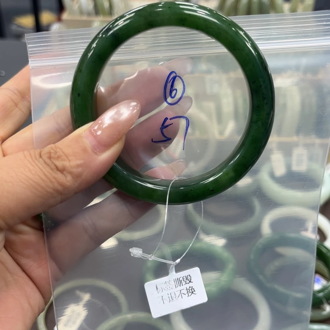 是***呀和田玉未镶嵌手镯