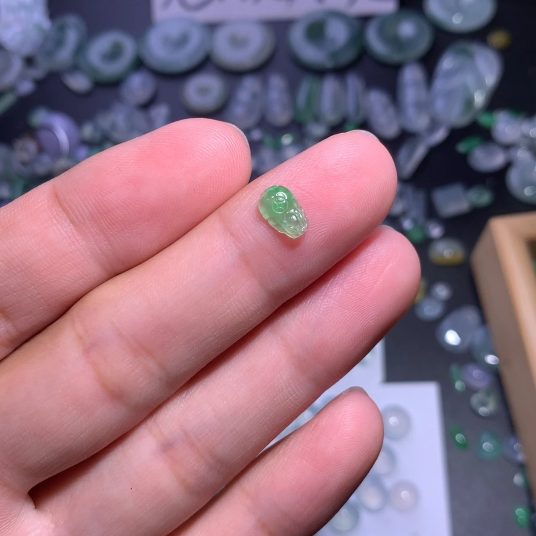 翡翠未镶嵌颈饰绿貔貅