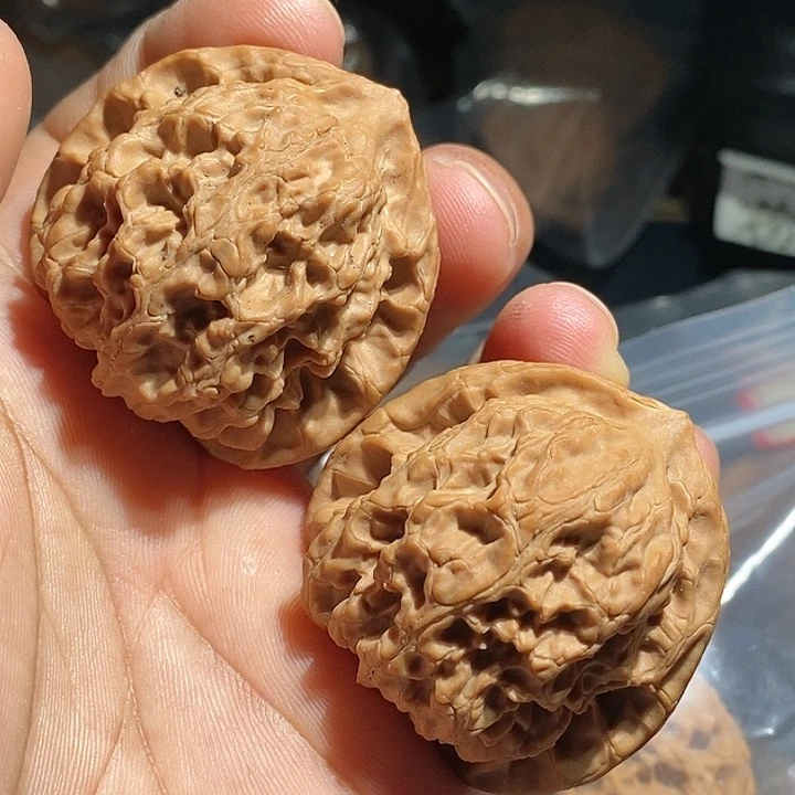 【闪购商品】文玩核桃吊坠就**乐梨木台