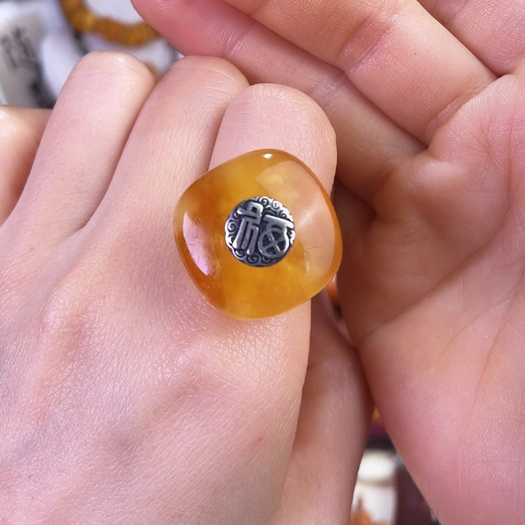 琥珀珠宝奇石未镶嵌。