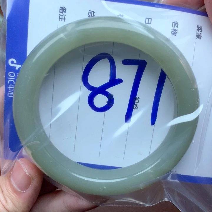 艺***君和田玉未镶嵌手镯