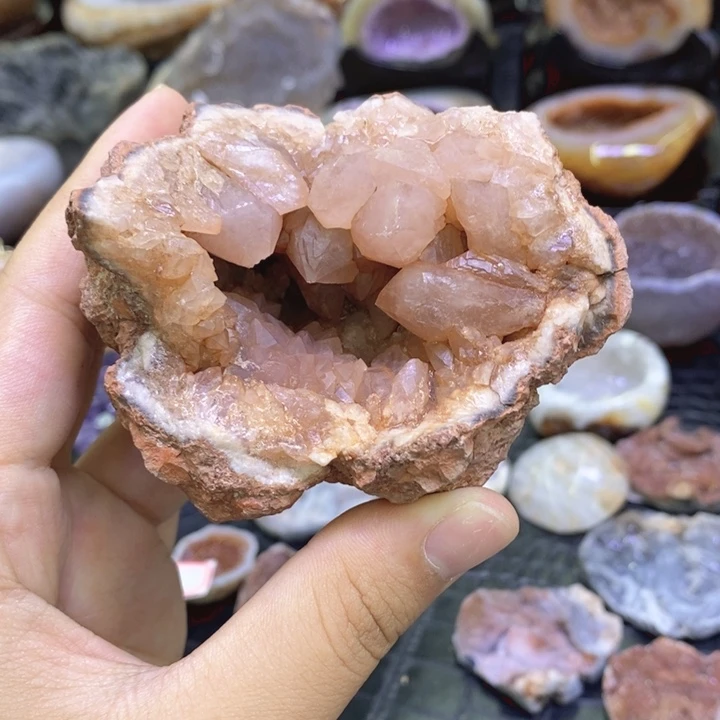 水晶珠宝半成品未镶嵌粉晶洞