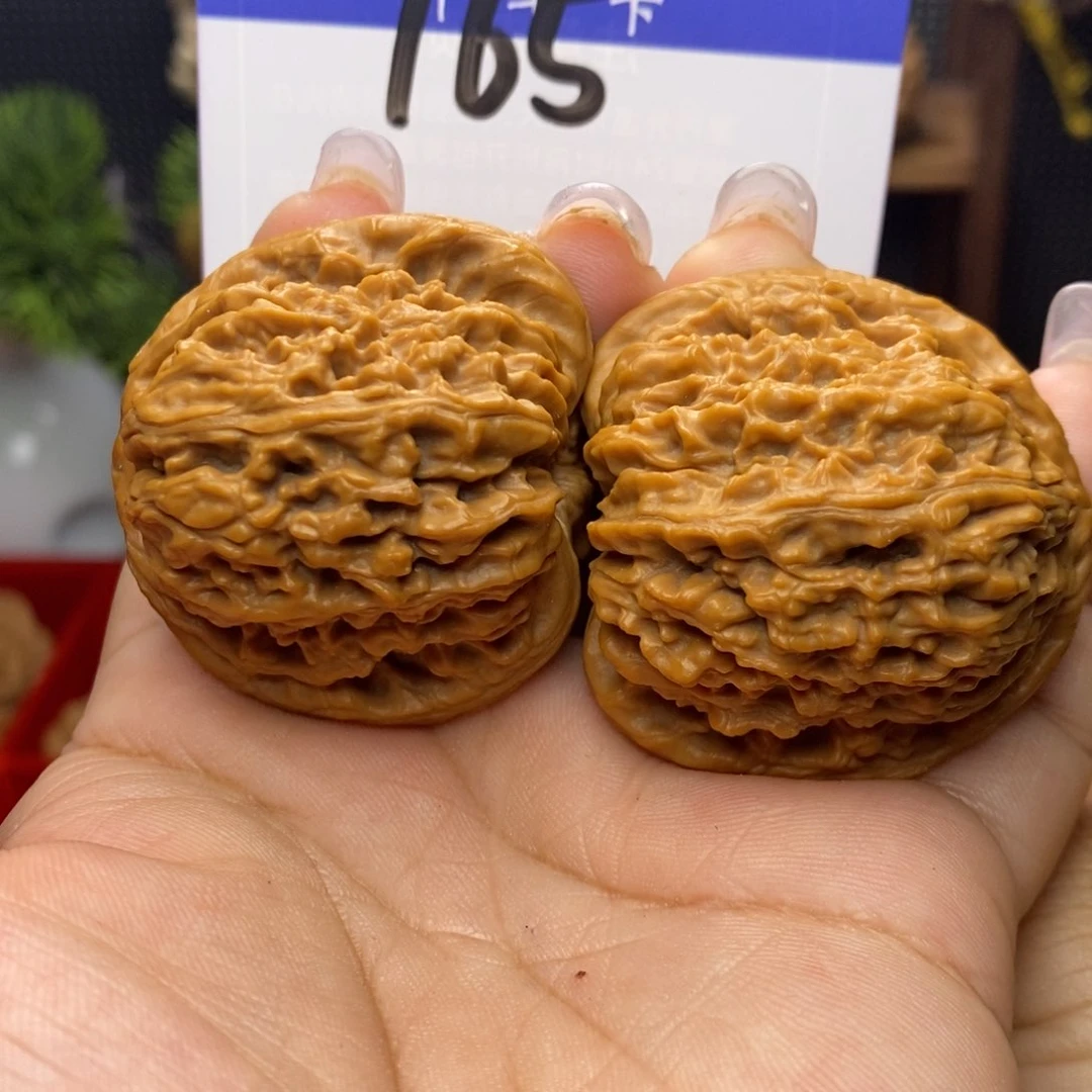 文玩核桃吊坠今***饱南疆石。全品。边42