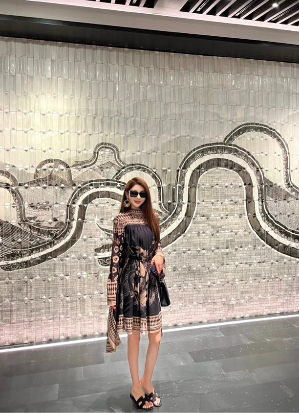 鎏金黑耀设计感高定印花蝙蝠袖显瘦立领连衣裙