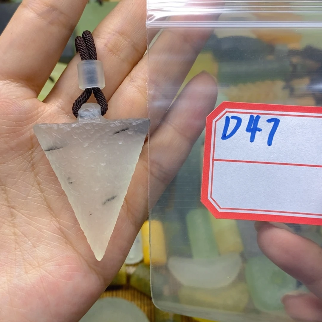 蛇纹石玉未镶嵌颈饰峙*