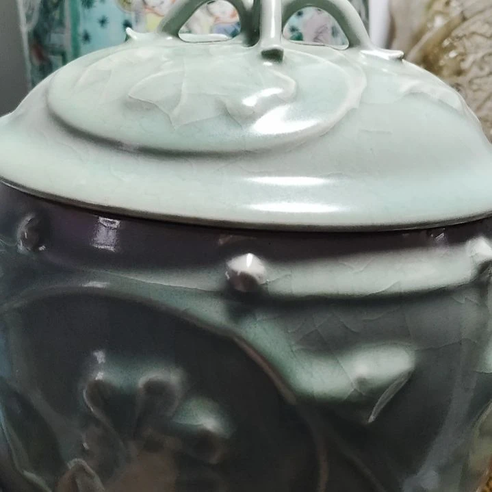 单色釉瓷器，完整器一个