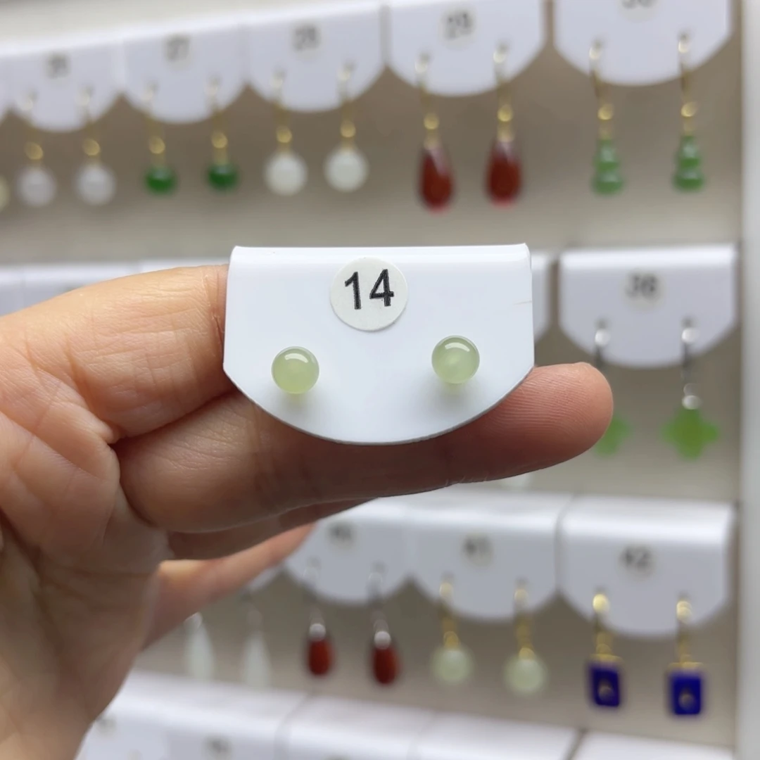 18K金镶嵌和田玉耳饰6m m