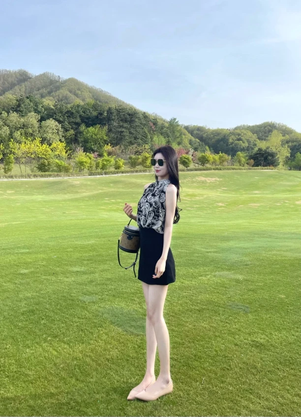 挂脖露肩印花法式设计感薄款上衣显瘦气质夏季休闲时尚百搭宽松