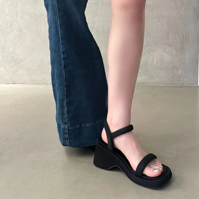 法式小个子增高松糕罗马凉鞋黑色新款夏百搭坡跟夏季一字带凉鞋女