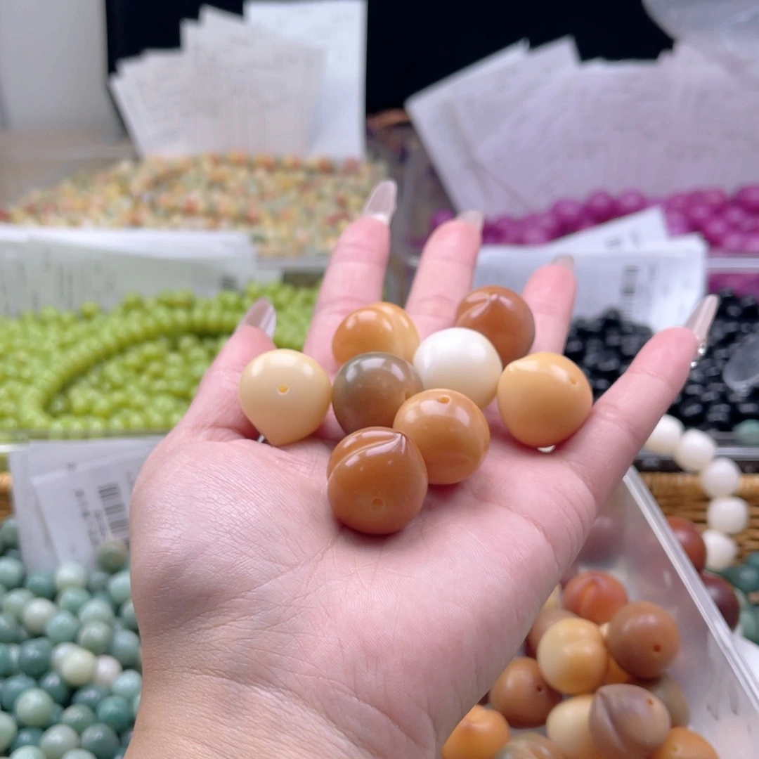 白玉菩提吊坠z21mm15颗。瑕疵屁桃