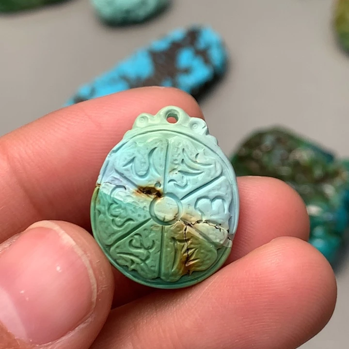 绿松石未镶嵌颈饰