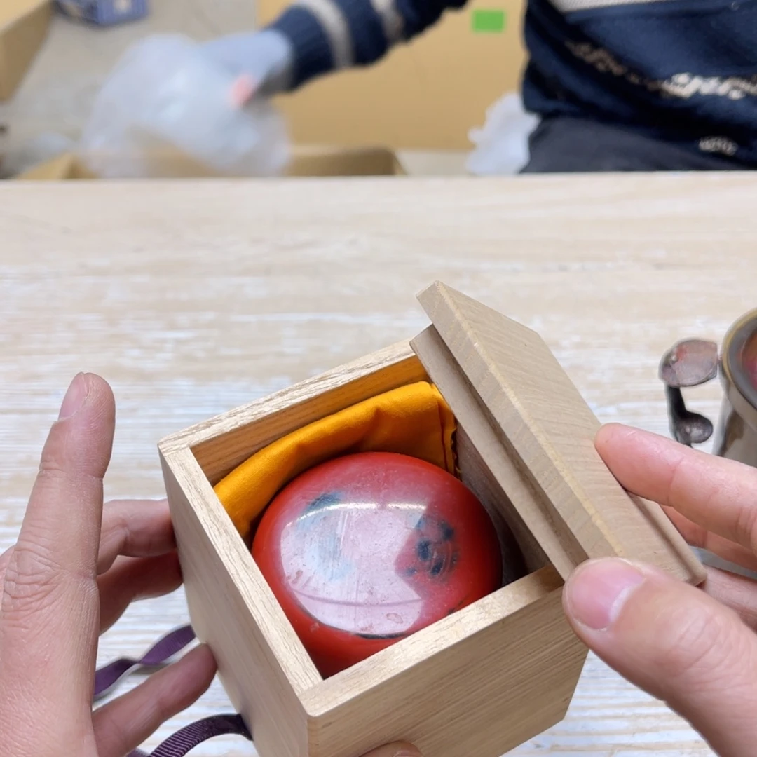 瓷片和****古密密麻麻地排列着一个