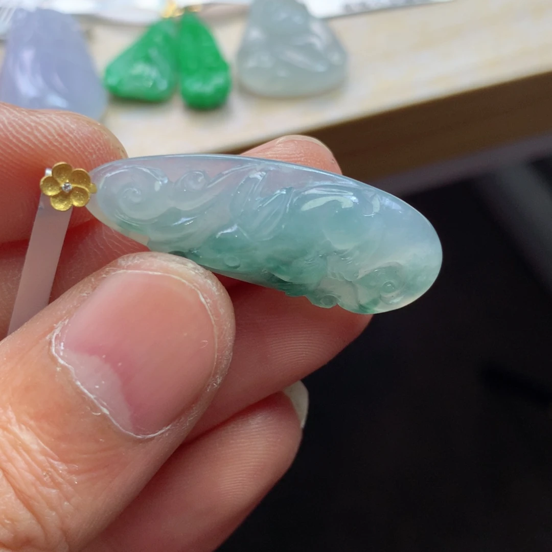 颈饰18K金镶嵌翡翠吊坠