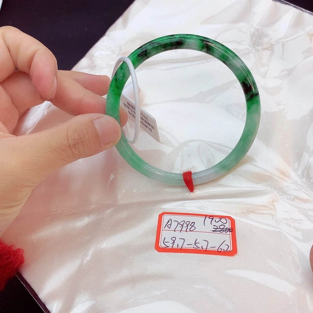 翡翠手镯未镶嵌翡翠