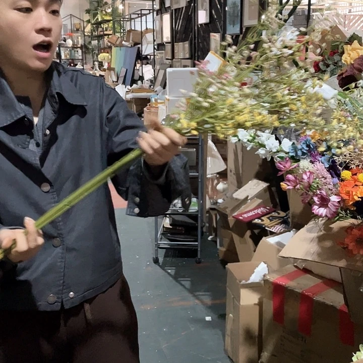 陶瓷花瓶，仿真绿植。4