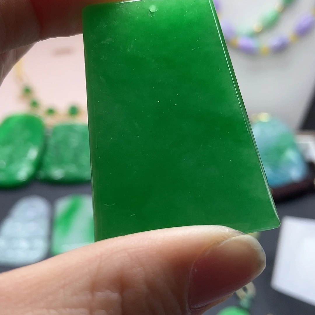 翡翠吊坠(赠链)未镶嵌