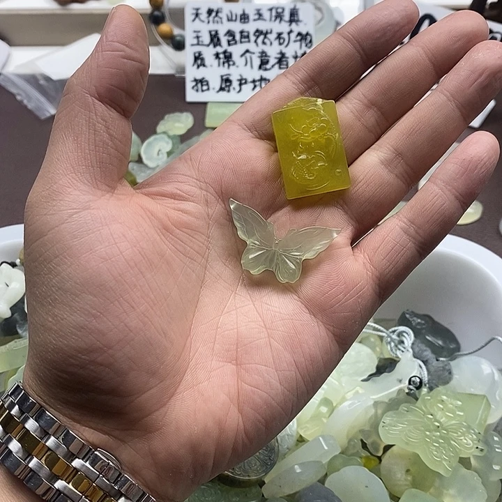 蛇纹石玉未镶嵌颈饰