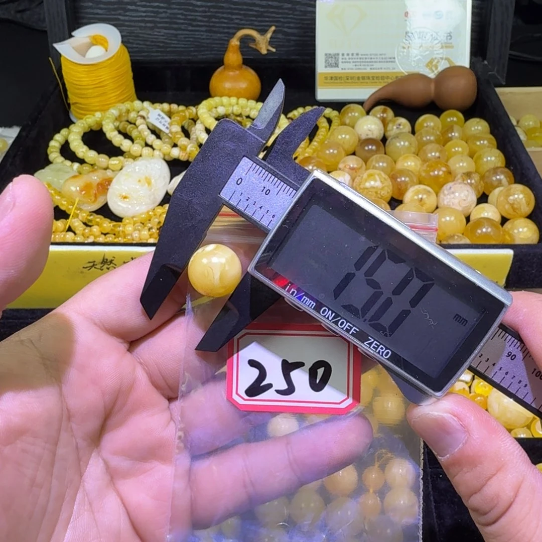 蜜蜡未镶嵌珠宝奇石