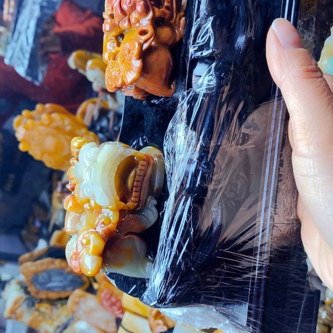 未镶嵌石英质玉（黄龙玉）颈饰