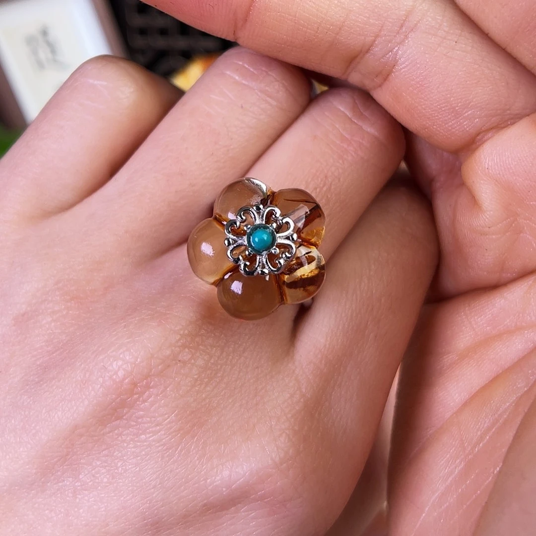 琥珀珠宝奇石未镶嵌。