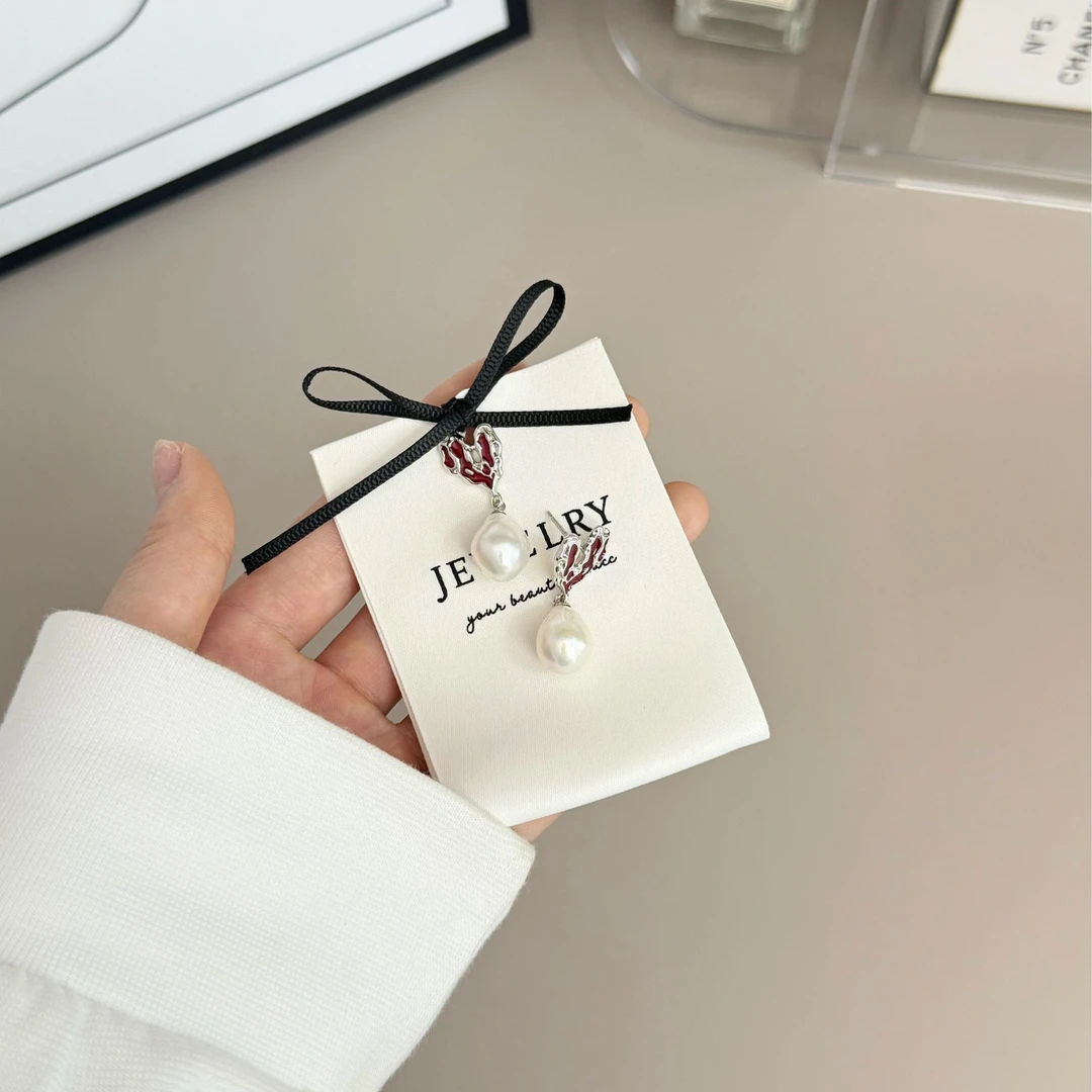 925银仿珍珠耳饰 白金色小兔珍珠耳环气质轻奢时尚百搭国风红色