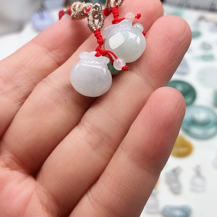 吴***笑颈饰未镶嵌翡翠钱袋