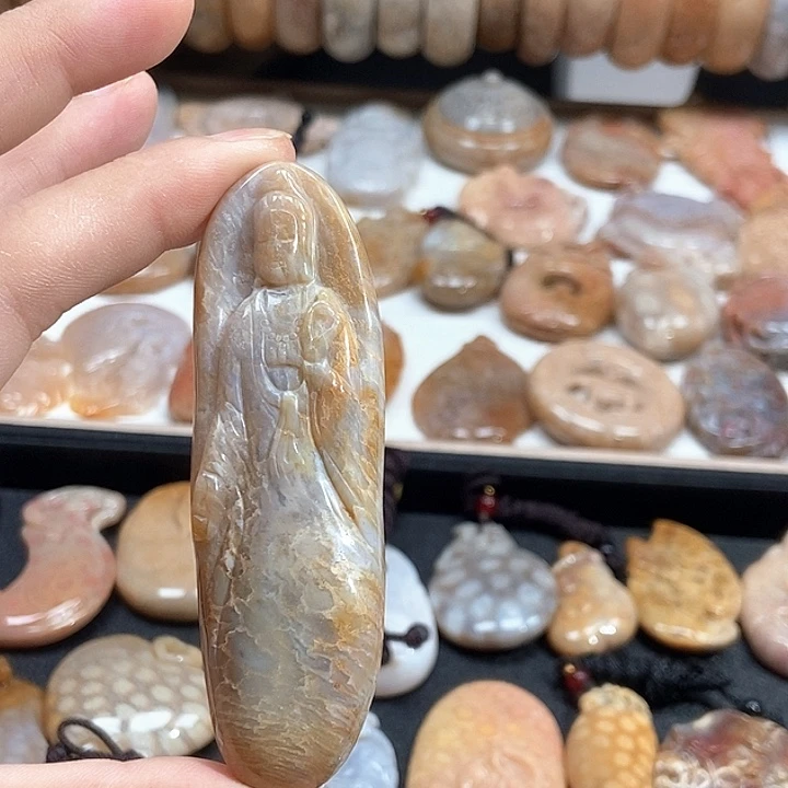 颈饰未镶嵌硅化珊瑚（珊瑚玉）