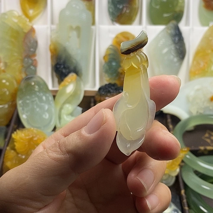 蛇纹石玉未镶嵌颈饰