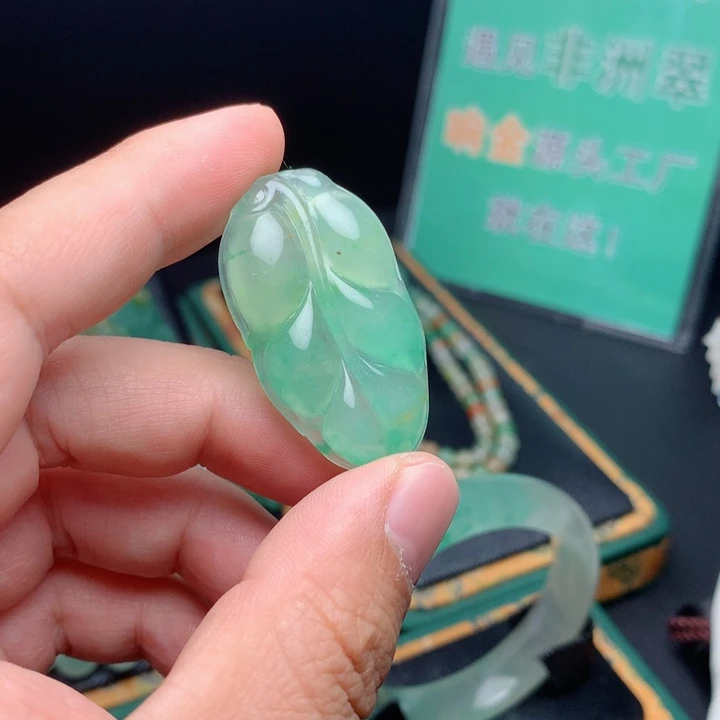 石英质玉未镶嵌颈饰
