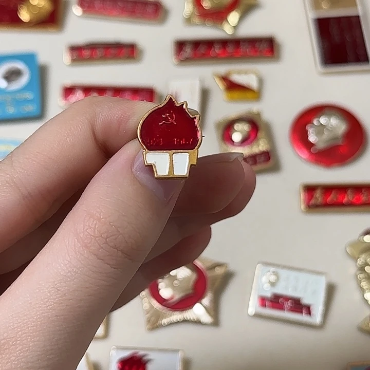 空***空红色收藏直播像章